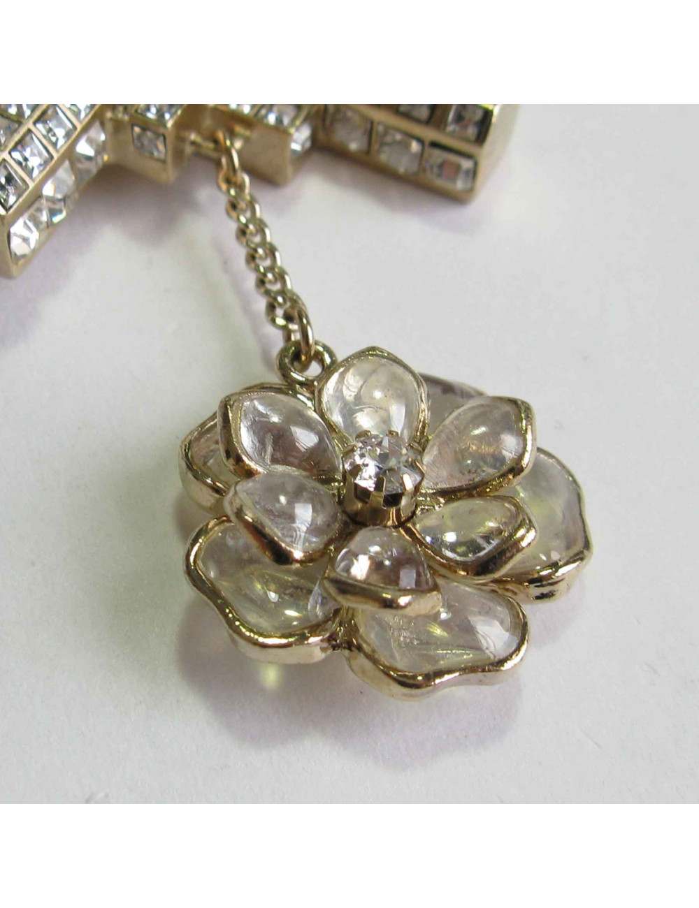 Ceinture revolver CHANEL en métal doré, strass et pâte de verre