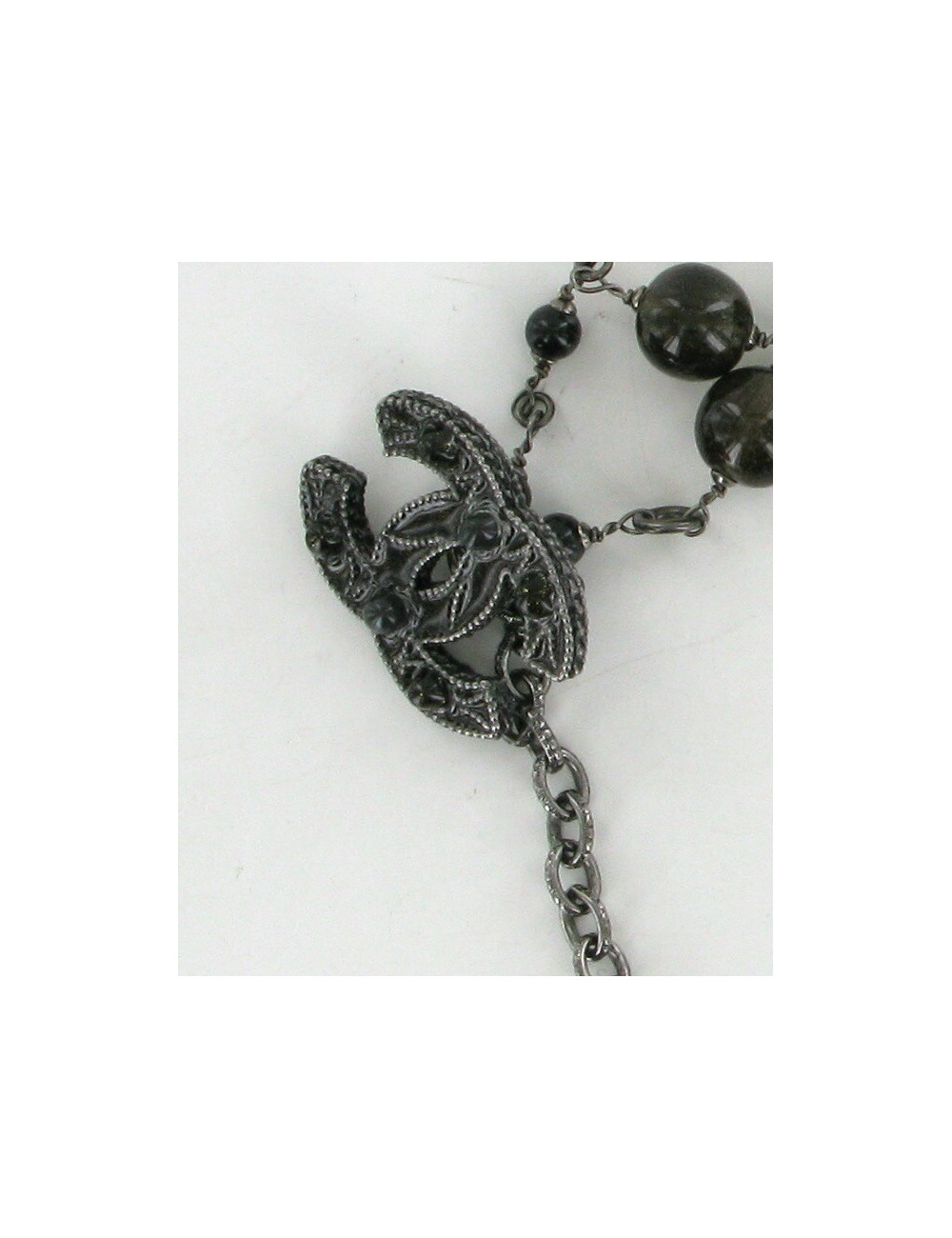 Ceinture-sautoir CHANEL en métal argenté et perles