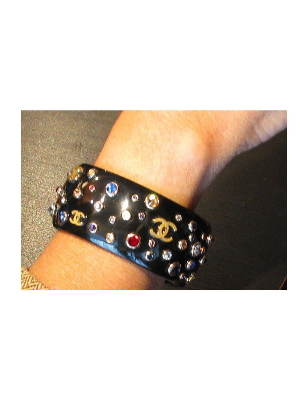 Manchette CHANEL serti de strass et sigle CC