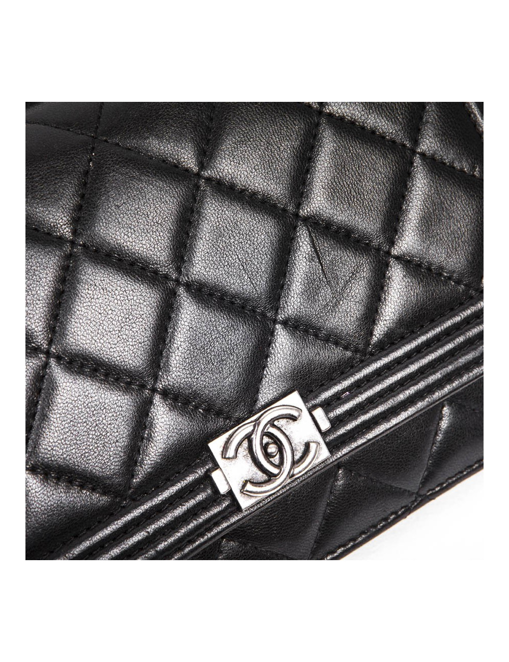 Mini sac CHANEL en cuir d'agneau noir fermoir "boy"