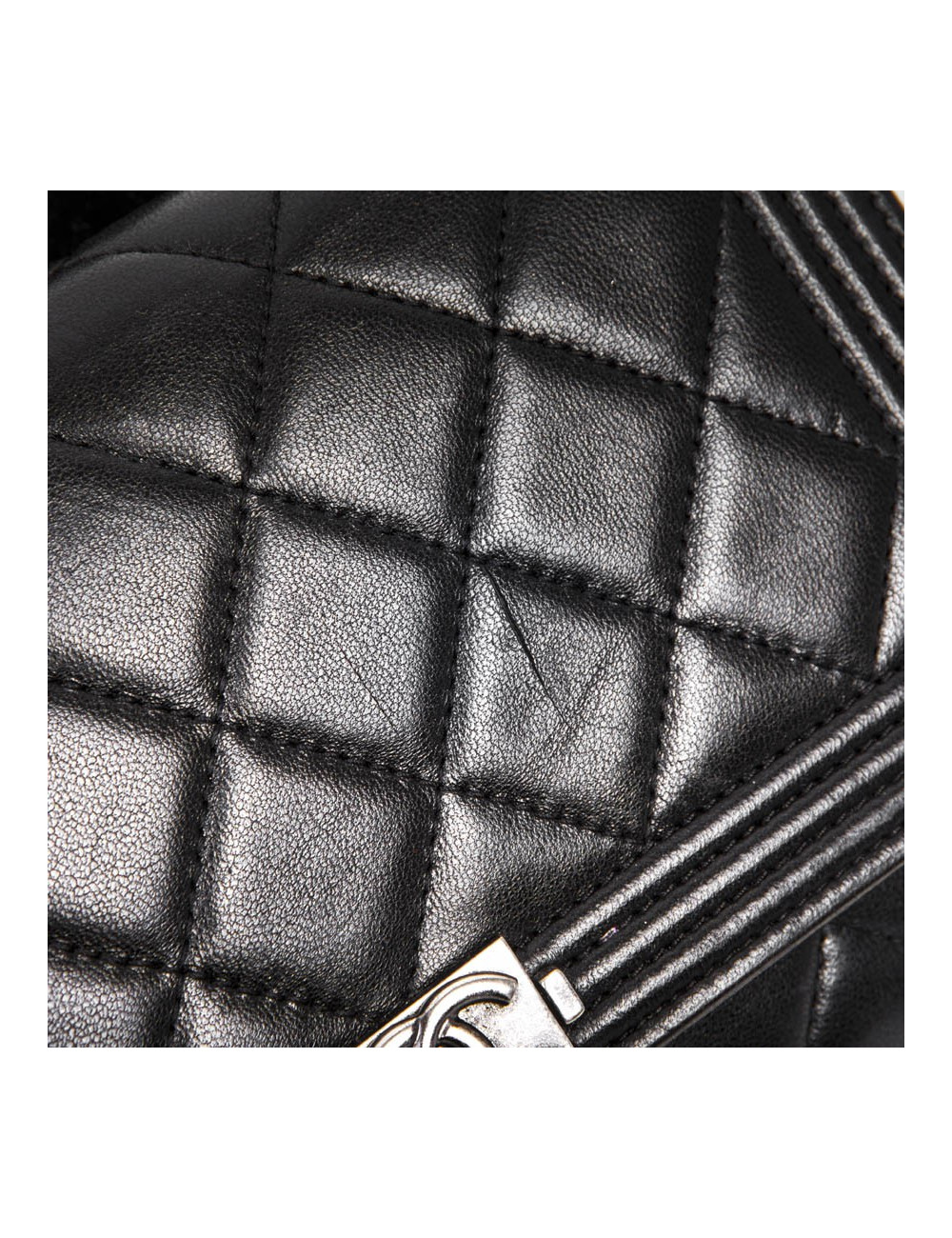 mini sac CHANEL en cuir d'agneau noir