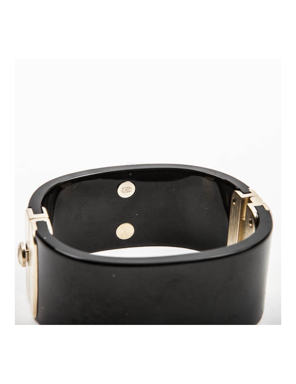 Manchette CHANEL en plexi noir et double C perlée