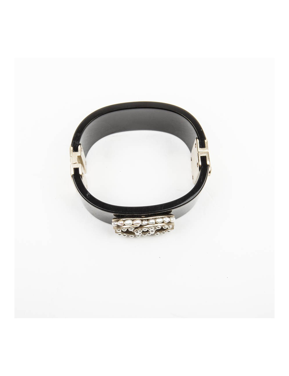Manchette CHANEL en plexi noir et double C perlée
