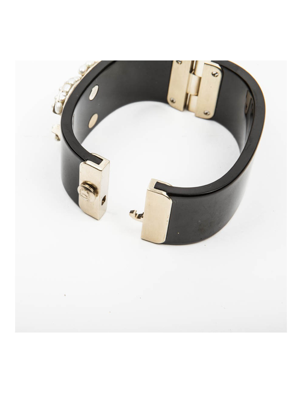Manchette CHANEL en plexi noir et double C perlée
