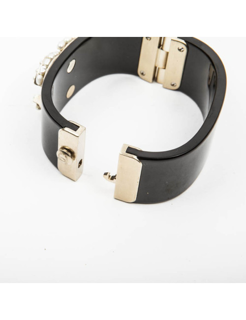 Manchette CHANEL en plexi noir et double C perlée