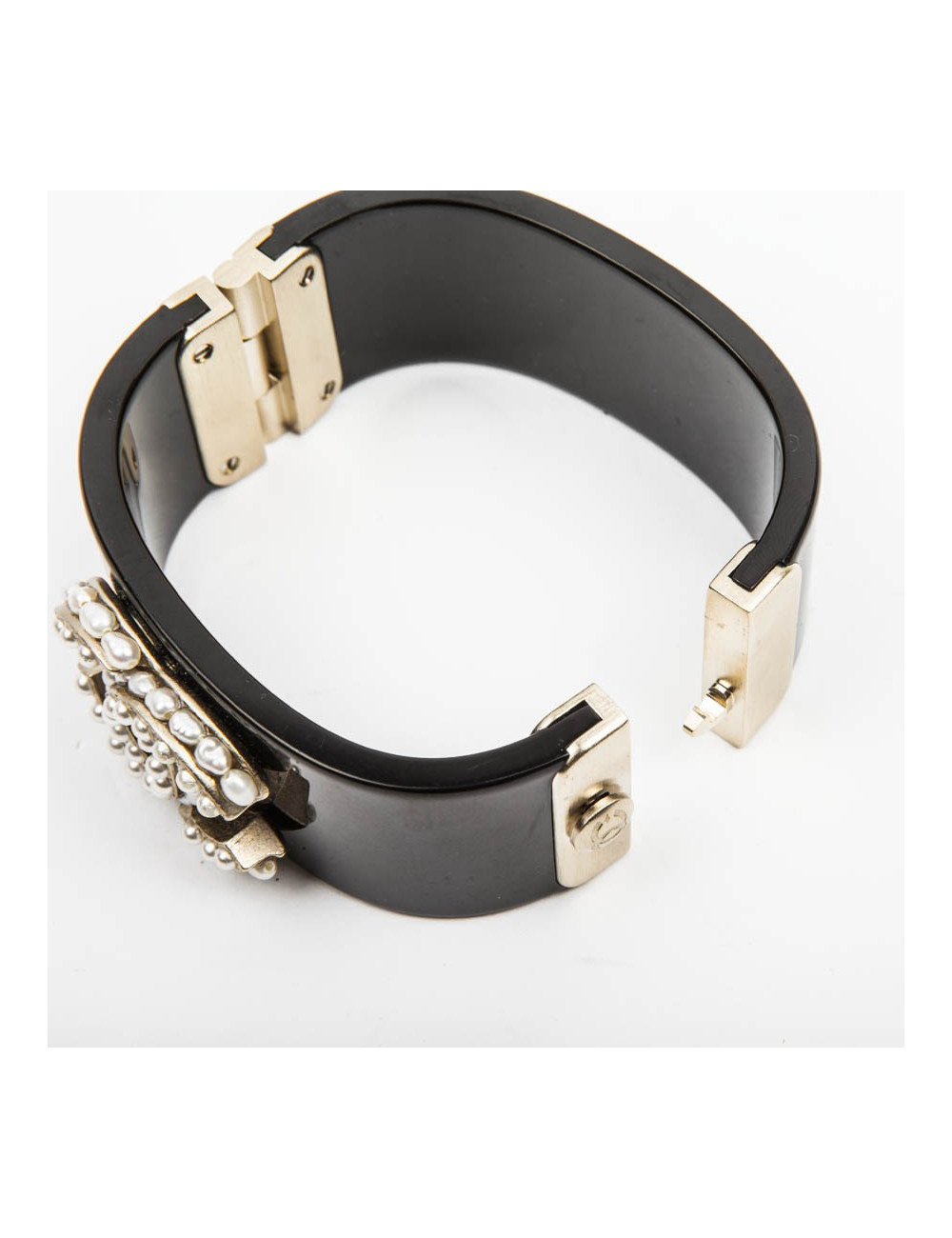 Manchette CHANEL en plexi noir et double C perlée