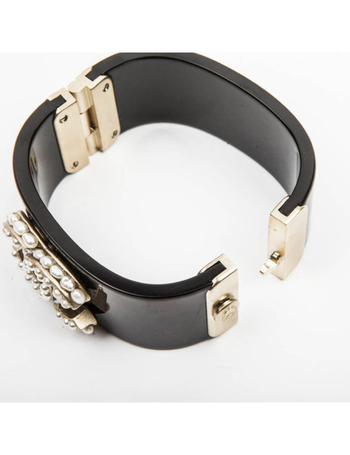 Manchette CHANEL en plexi noir et double C perlée