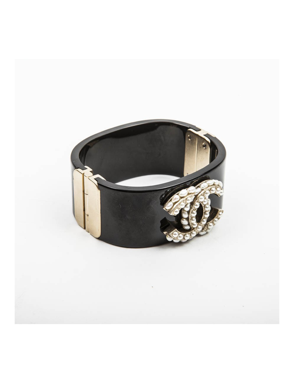 Manchette CHANEL en plexi noir et double C perlée