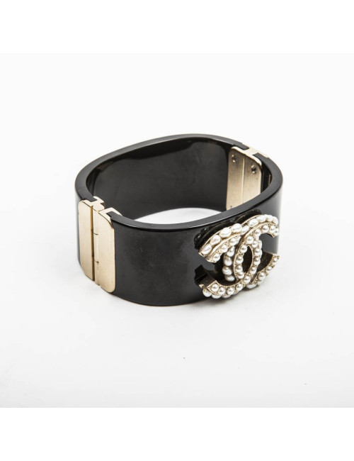 Manchette CHANEL en plexi noir et double C perlée