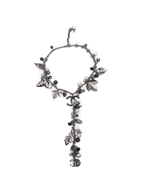 Collier CHANEL ras de cou et breloques