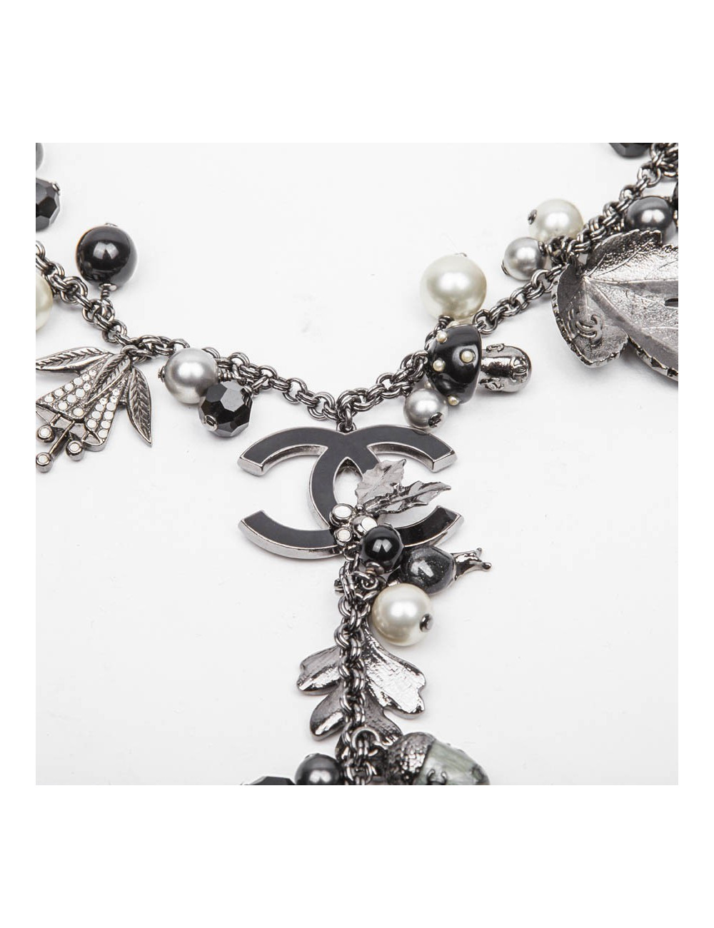 Collier CHANEL ras de cou et breloques