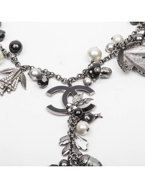 Collier CHANEL ras de cou et breloques