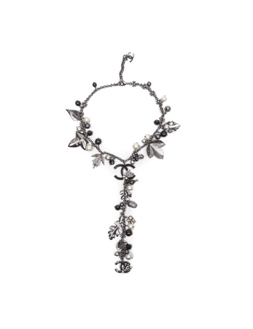 Collier CHANEL ras de cou et breloques