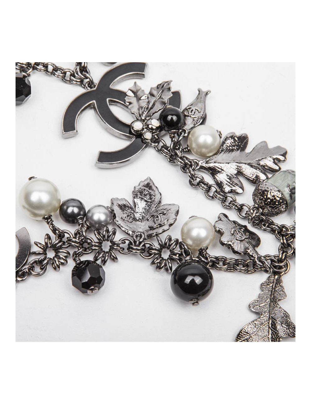 Collier CHANEL ras de cou et breloques