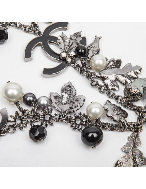 Sautoir CHANEL ras de cou et breloques