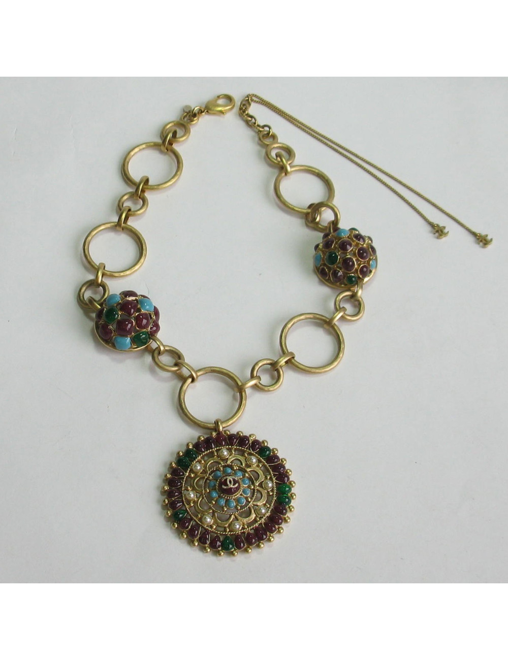 xxx Collier "Paris-Bombay" CHANEL en métal doré mat et pâte de verre de couleur