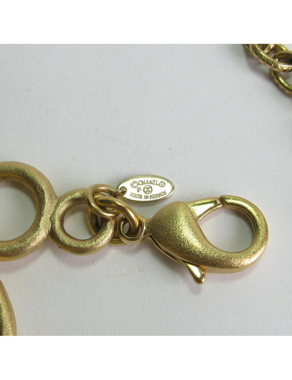 xxx Collier "Paris-Bombay" CHANEL en métal doré mat et pâte de verre de couleur