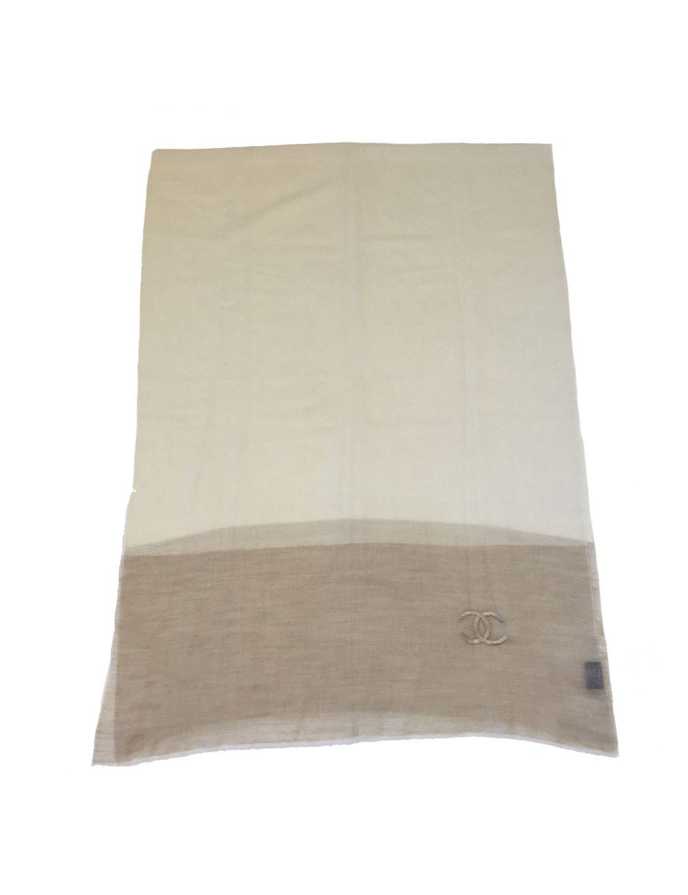 Châle CHANEL en cachemire écru et marron clair