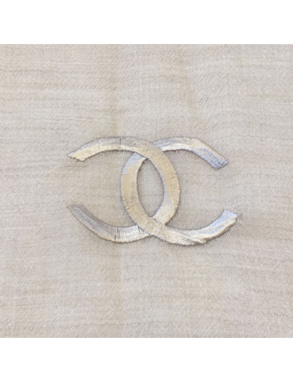 Châle CHANEL en cachemire écru et marron clair