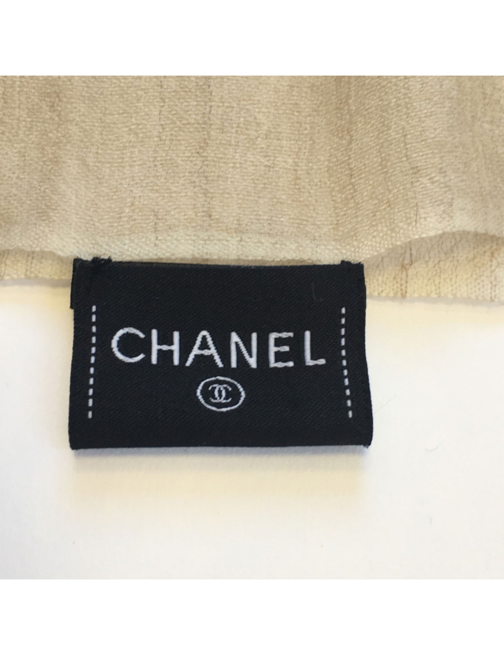 Châle CHANEL en cachemire écru et marron clair