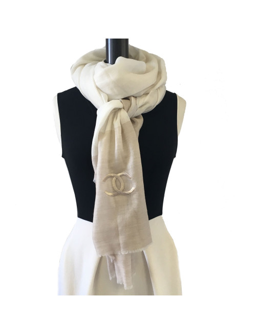 xxx Châle CHANEL en cachemire écru et marron clair