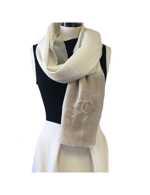 xxx Châle CHANEL en cachemire écru et marron clair