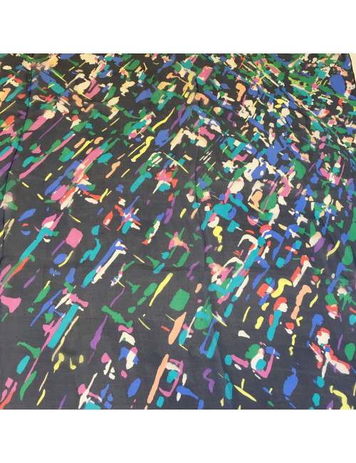 Châle CHANEL en soie bleu marine et fond multicolore