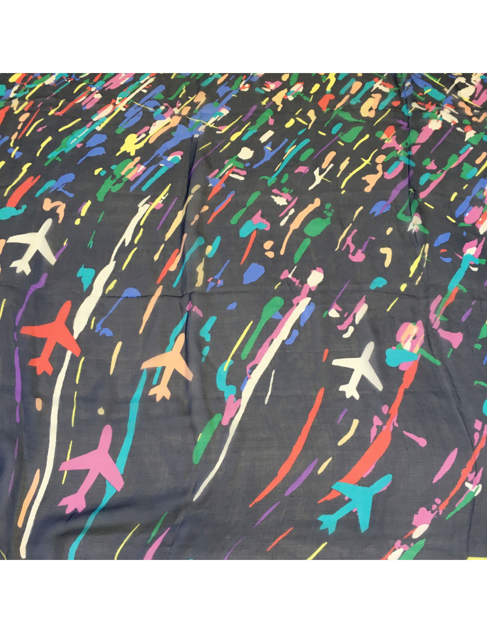 Châle CHANEL en soie bleu marine et fond multicolore