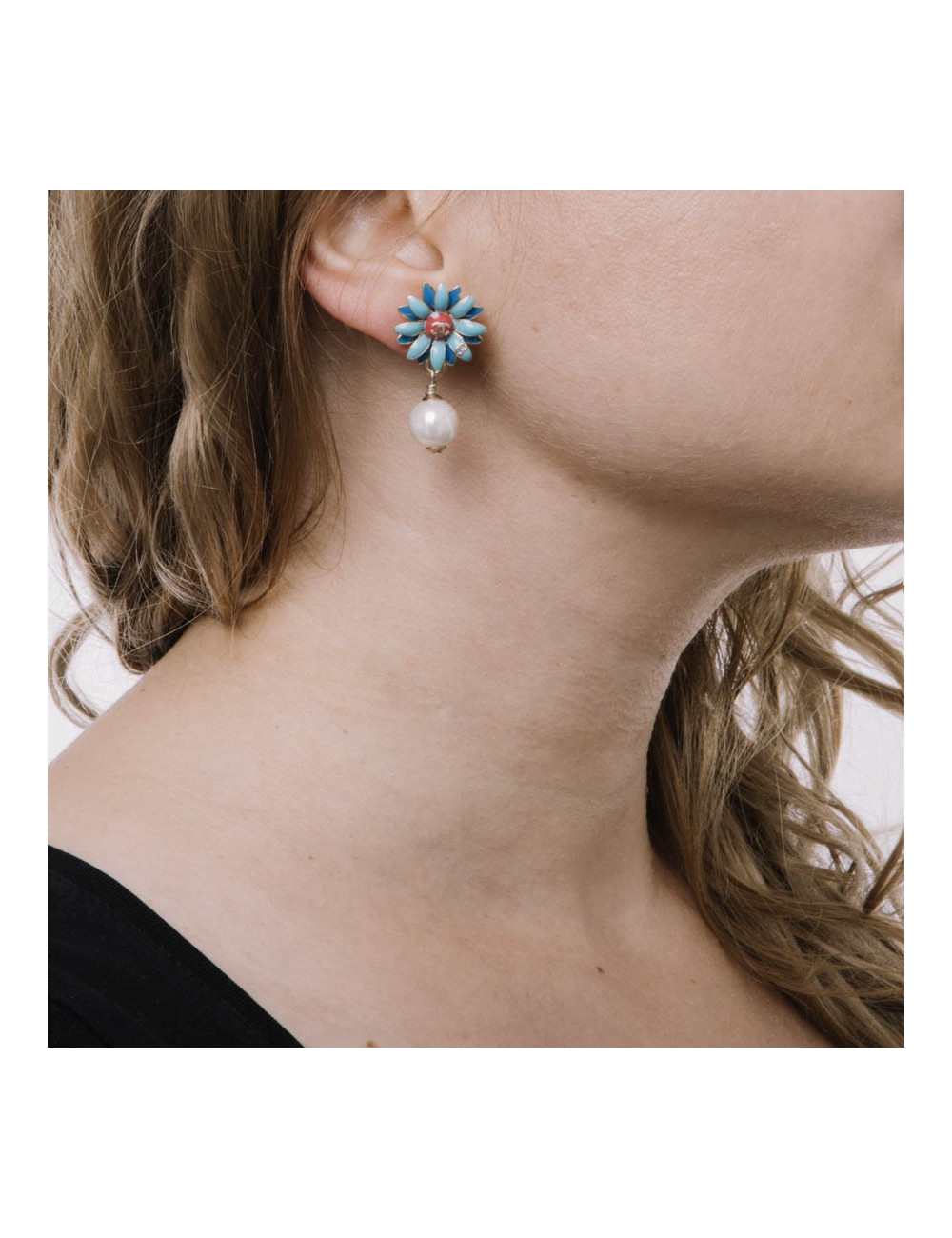 CHANEL daisy stud earrings in gilded metal and blue and coral color