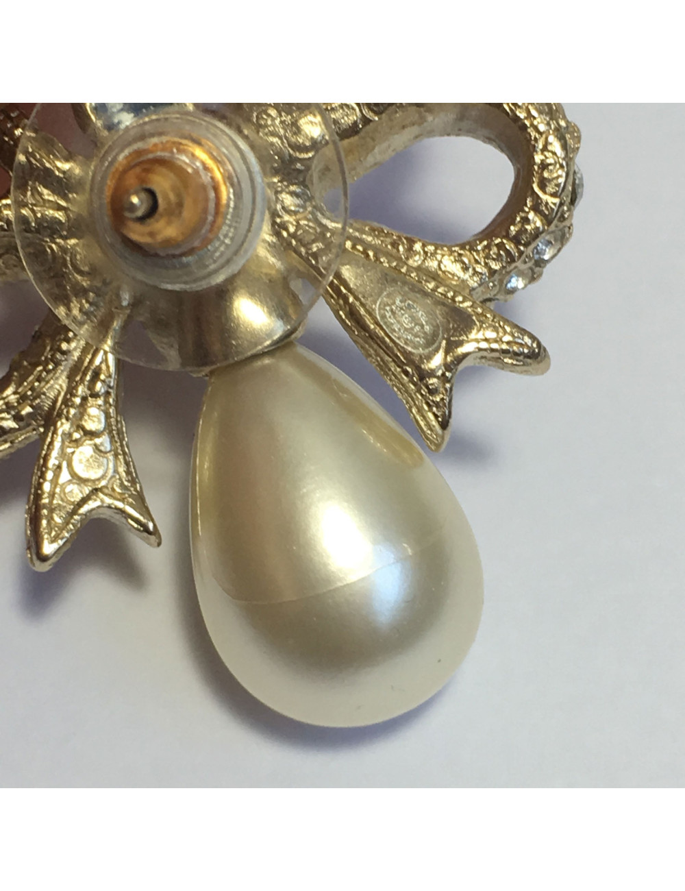 Boucles d'oreille clous CHANEL Noeuds et perle ovale nacrée