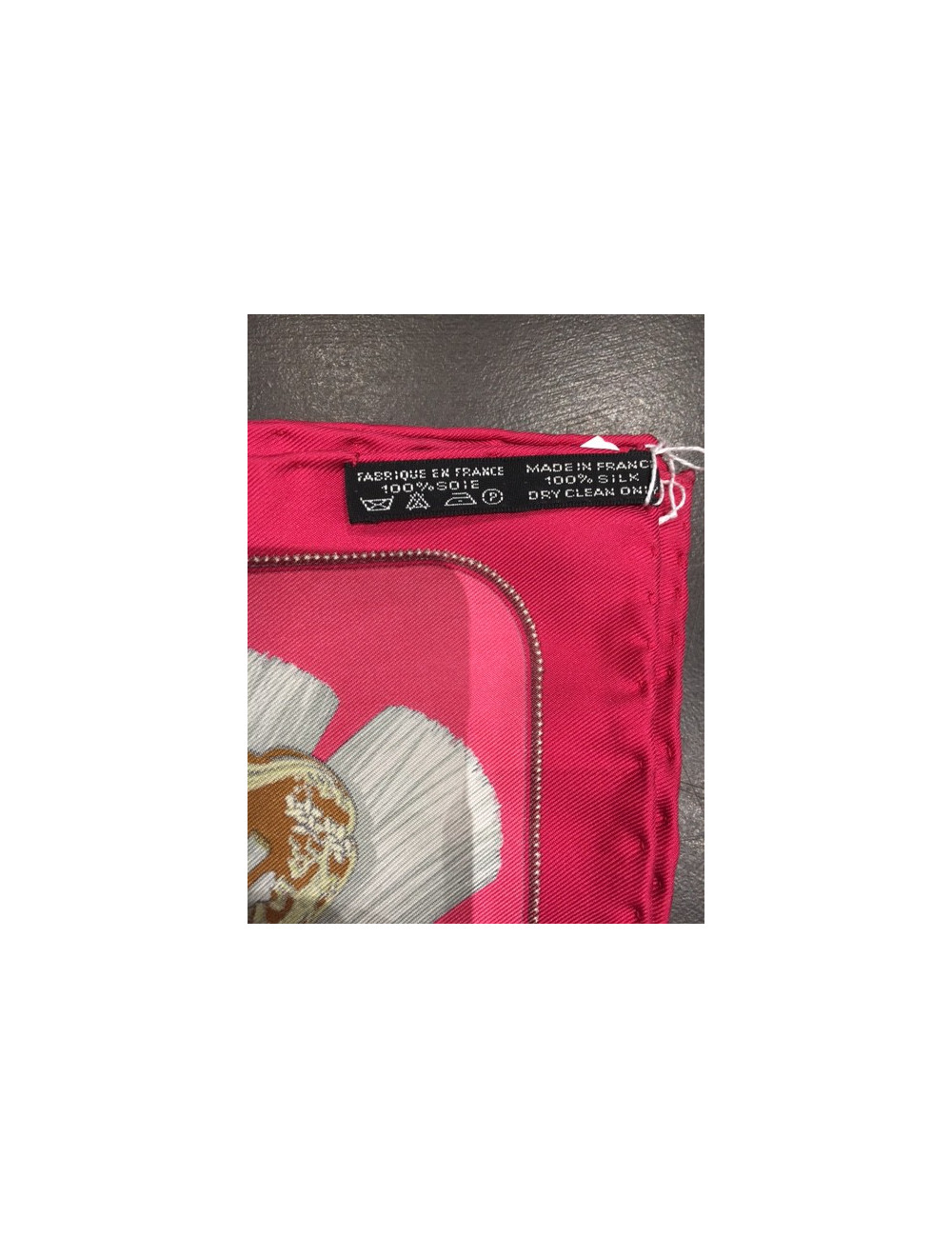 Carré HERMES "Tsubas" en soie rose