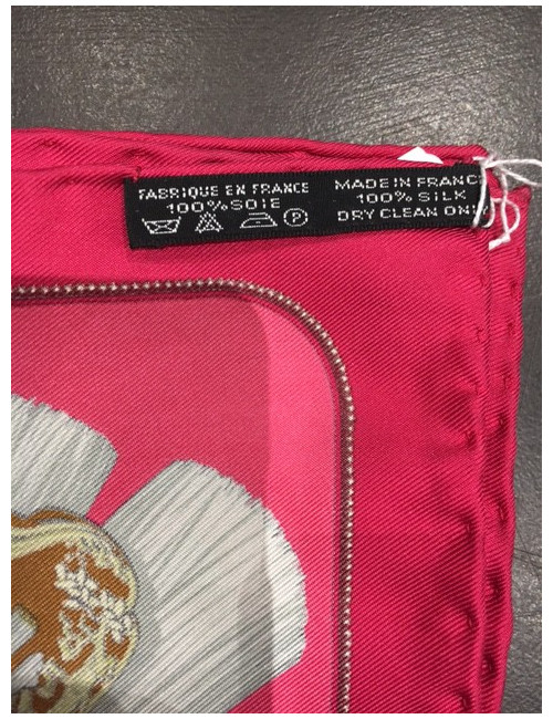 Carré HERMES "Tsubas" en soie rose