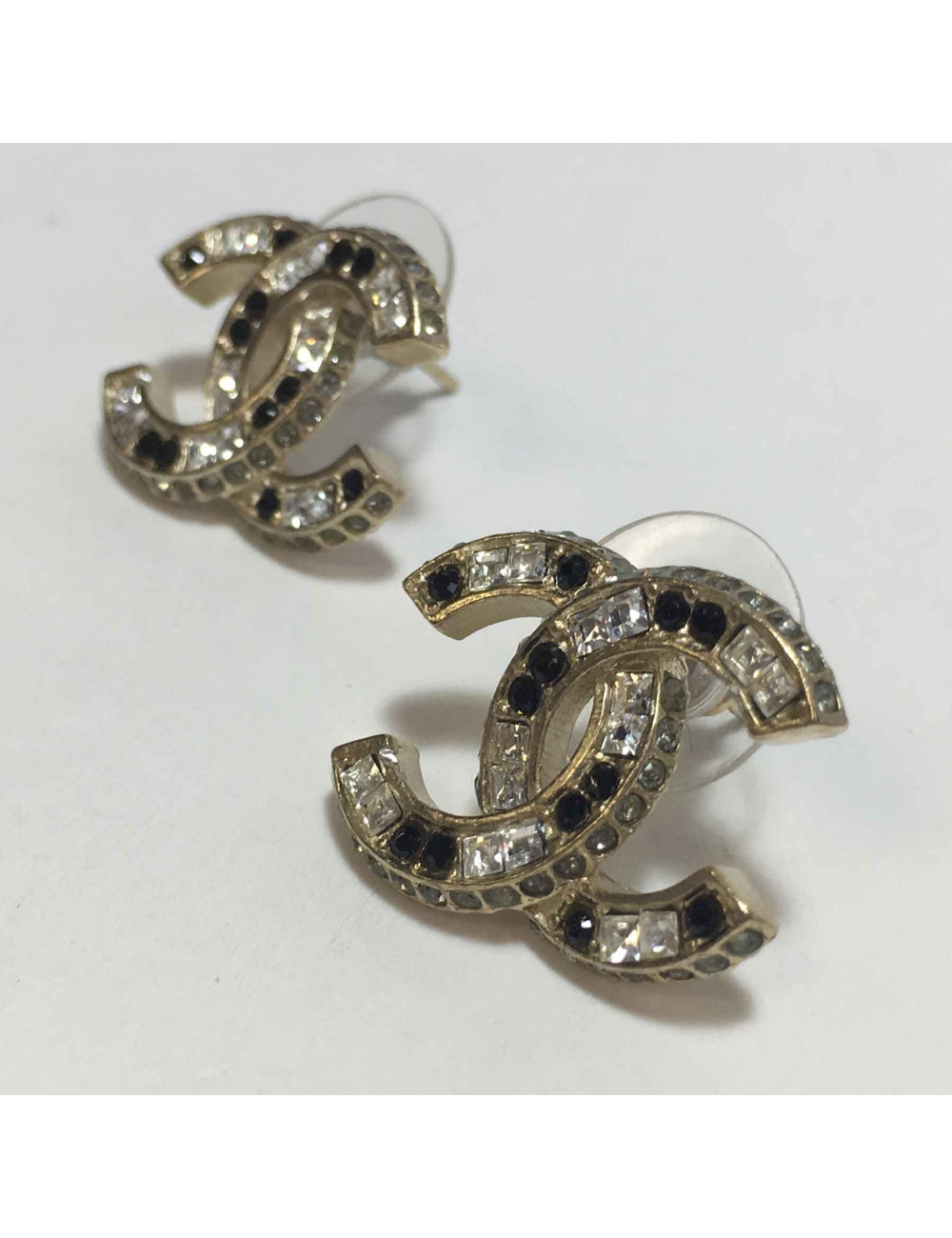 Boucles d'oreilles clous CHANEL CC  en métal doré, strass blancs et noirs