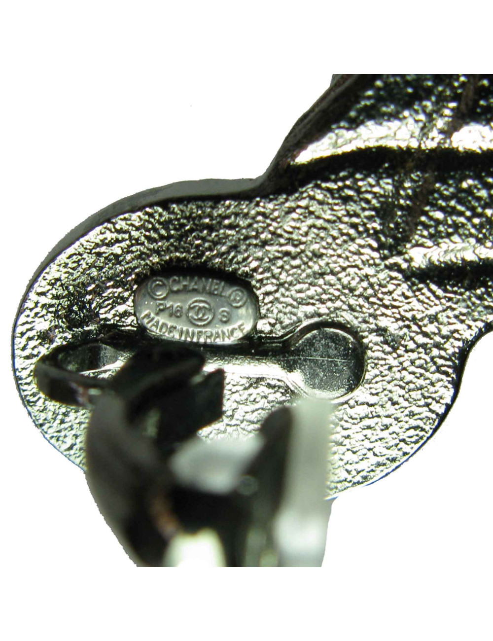 CHANEL boucle d'oreille clip aile en métal argenté vieilli et strass