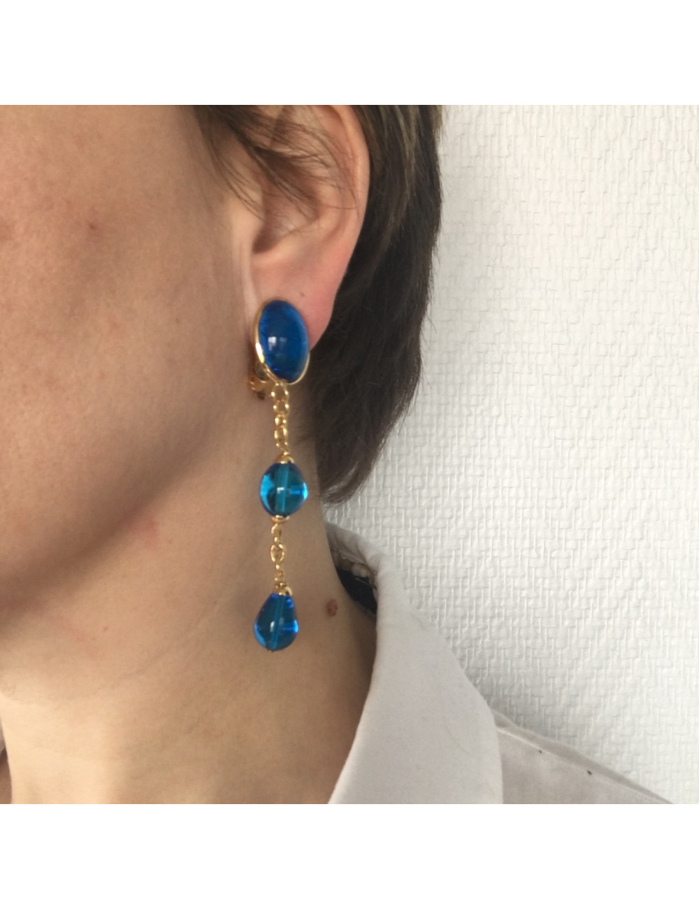 Boucles d'oreille clips MARGUERITE de VALOIS  en pâte de verre bleue