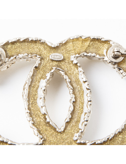  CHANEL CC brooch in pale gold metal and pearls
