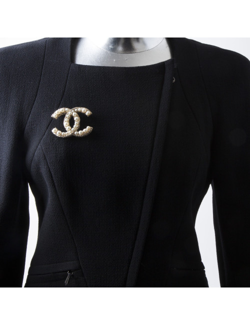  CHANEL CC brooch in pale gold metal and pearls