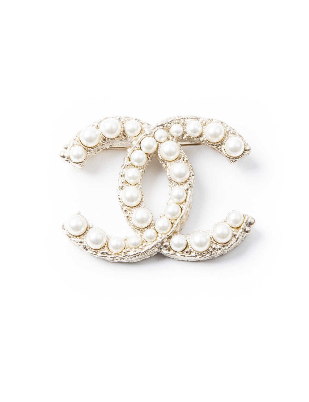  CHANEL CC brooch in pale gold metal and pearls