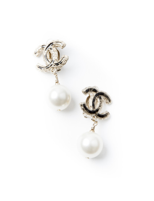 Boucles d'oreille clous CHANEL pendantes perles nacrées