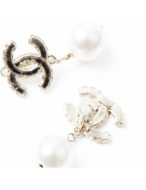 Boucles d'oreille clous CHANEL pendantes perles nacrées