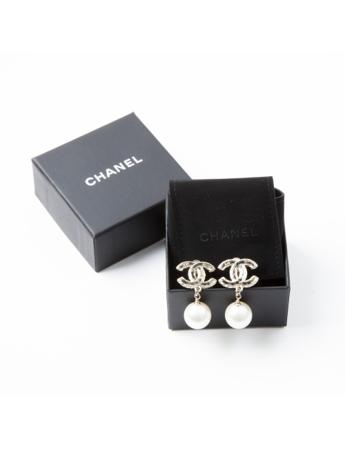 CHANEL CC dangling clip-on earrings with a pearl