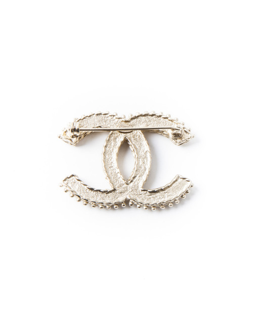 CHANEL CC brooch in gilded metal and brilliants