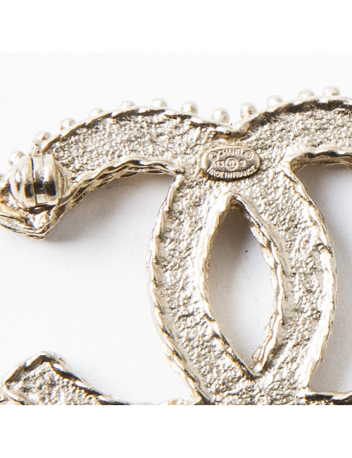 CHANEL CC brooch in gilded metal and brilliants
