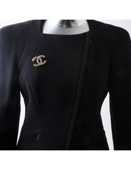 CHANEL CC brooch in gilded metal and brilliants