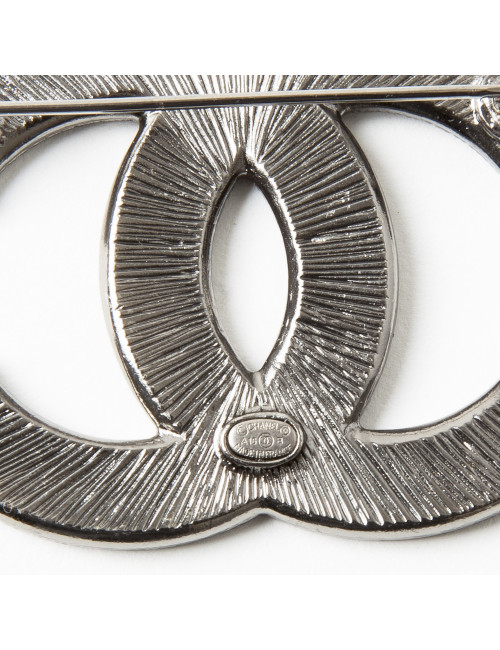 CHANEL bicoloreCC Brooch in gray and beige ruthenium metal