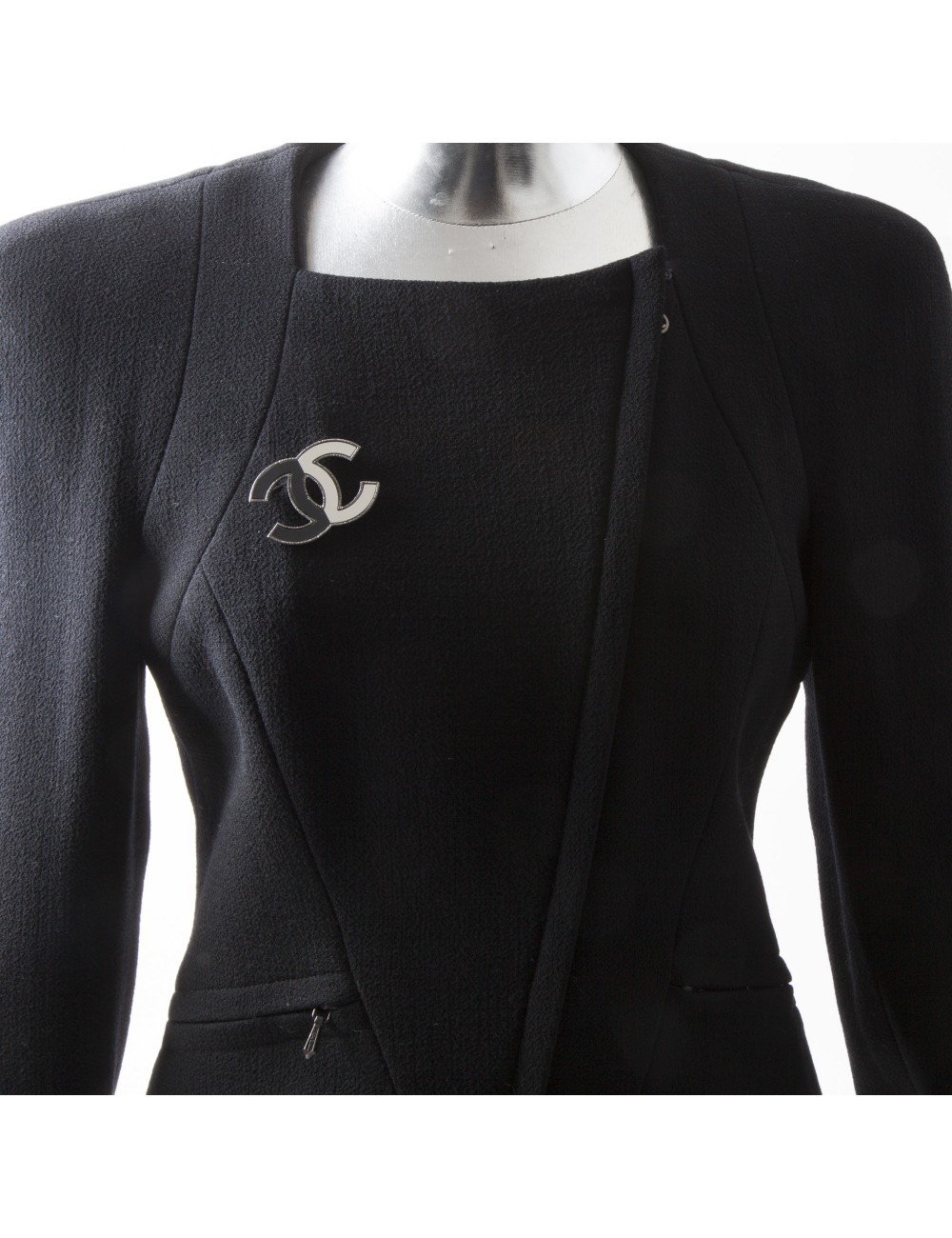 CHANEL bicoloreCC Brooch in gray and beige ruthenium metal