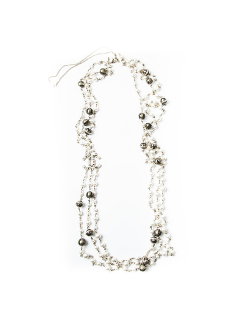 Sautoir triple rangs CHANEL perles nacrées boules noires dorées