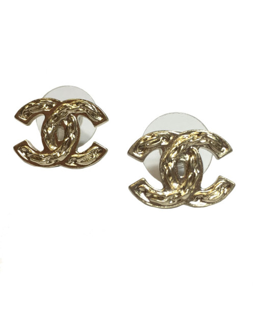 Boucles d'oreilles clous CHANEL CC motif chaine métal doré mat