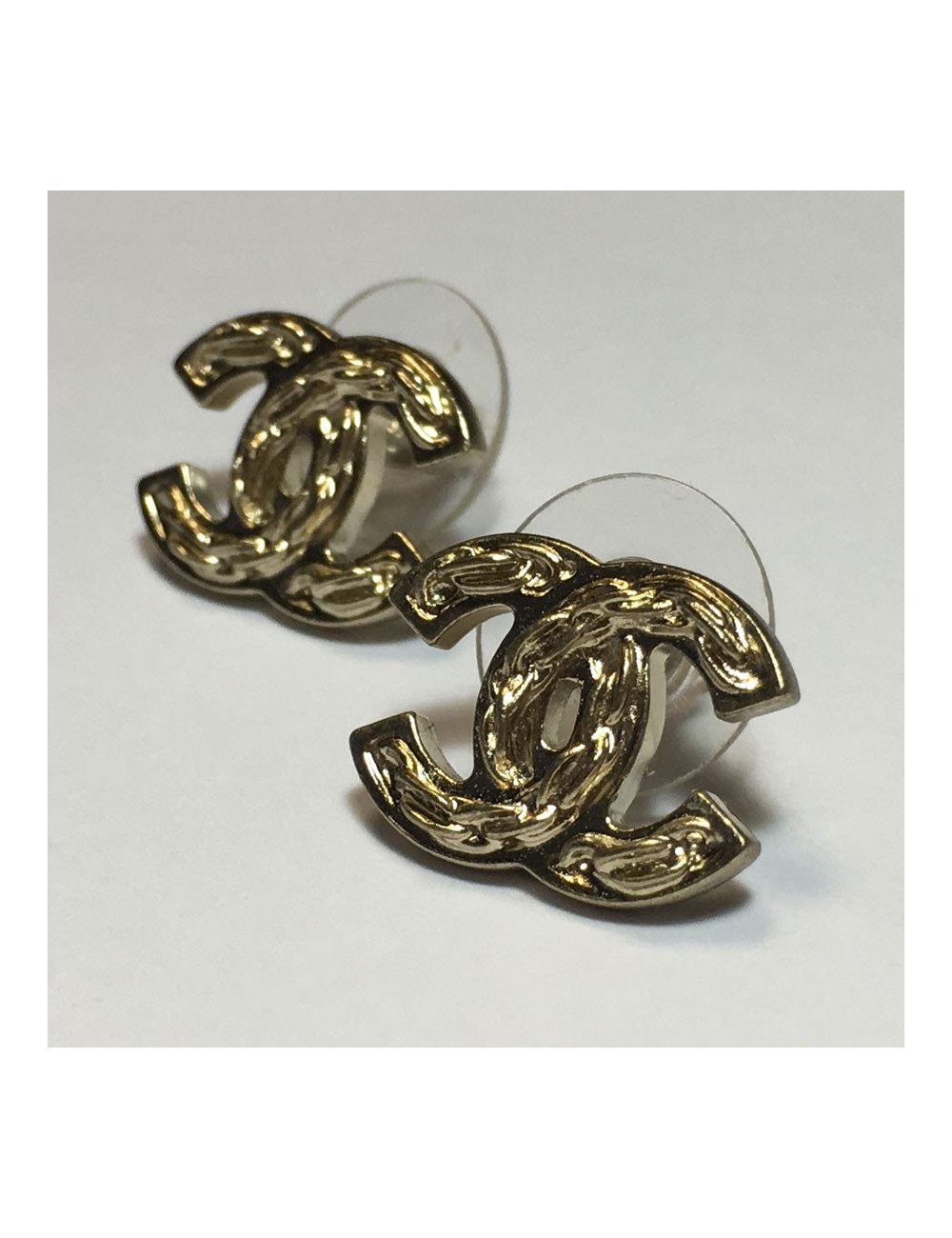 Boucles d'oreilles clous CHANEL CC motif chaine métal doré mat