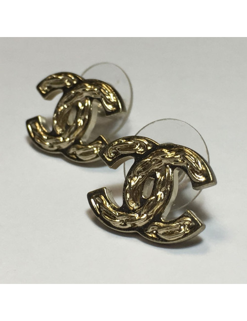 Boucles d'oreilles clous CHANEL CC motif chaine métal doré mat